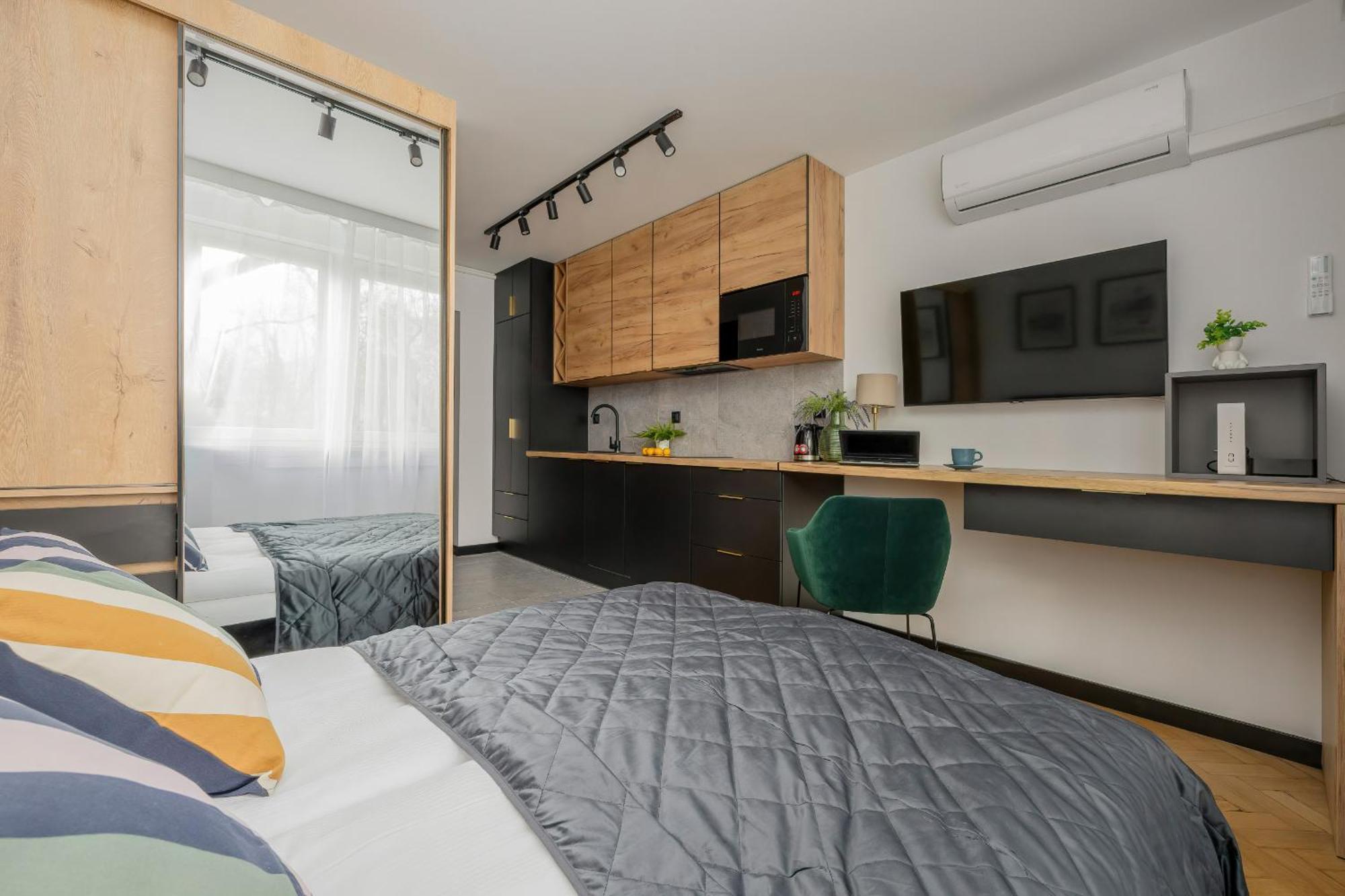 Modern Black & Wooden Apartment Warsaw Near The Airport By Noclegi Renters Экстерьер фото