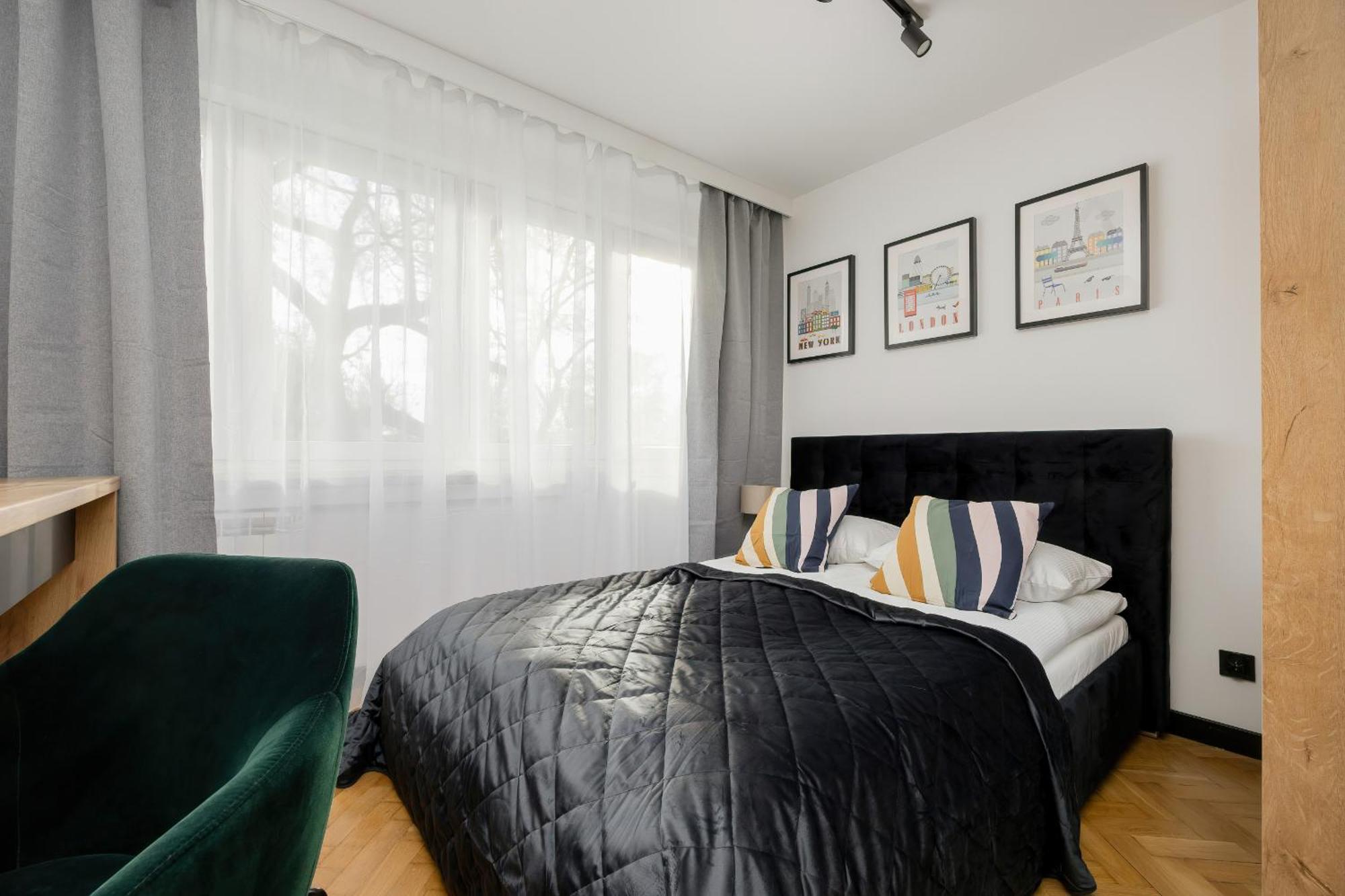 Modern Black & Wooden Apartment Warsaw Near The Airport By Noclegi Renters Экстерьер фото