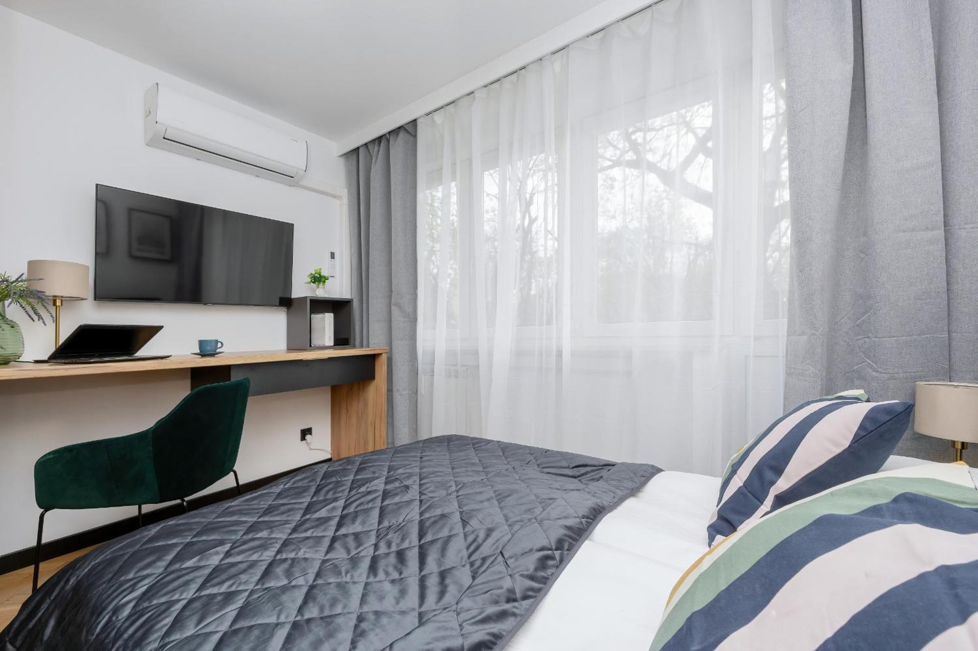 Modern Black & Wooden Apartment Warsaw Near The Airport By Noclegi Renters Экстерьер фото
