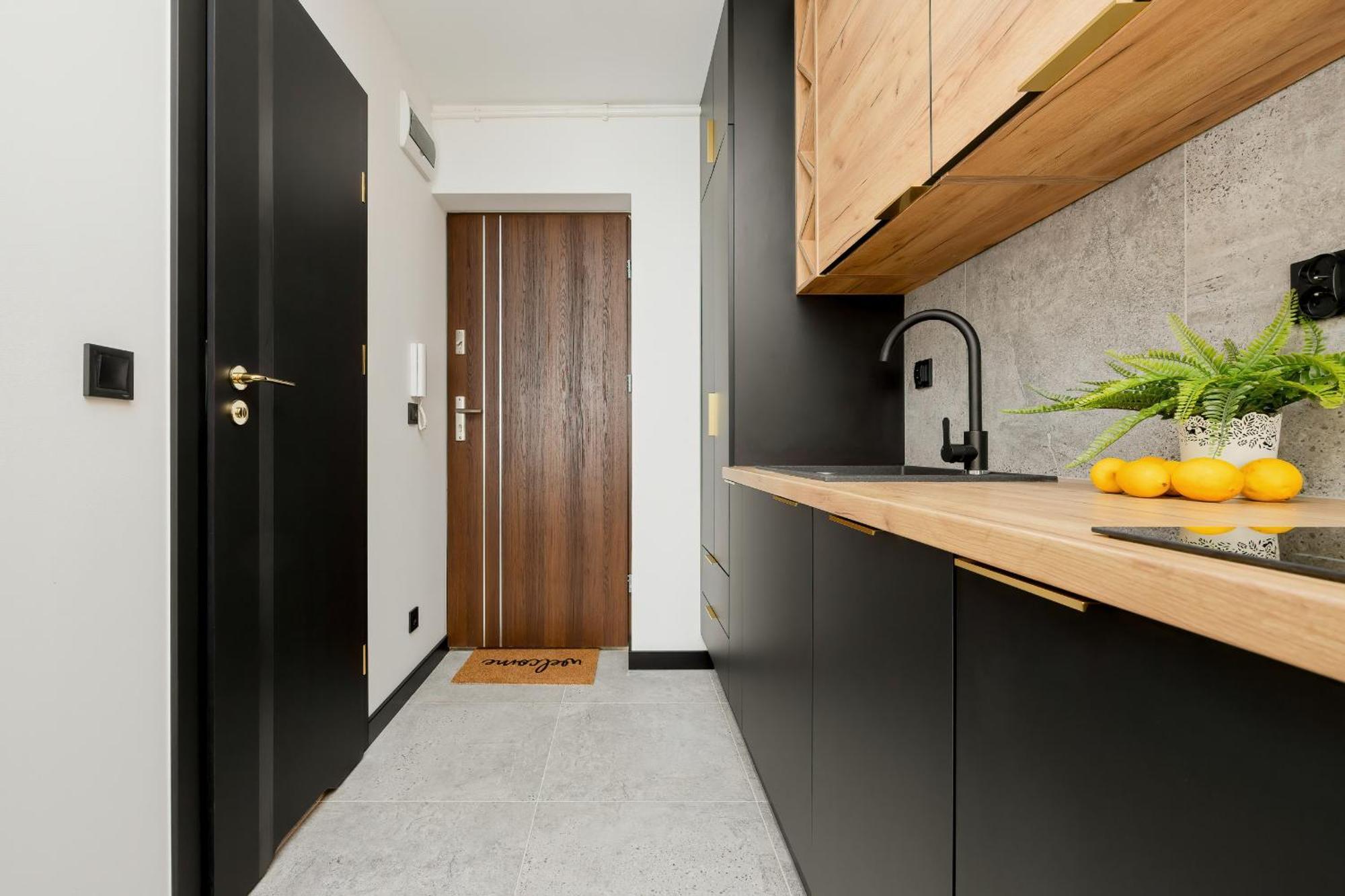 Modern Black & Wooden Apartment Warsaw Near The Airport By Noclegi Renters Экстерьер фото