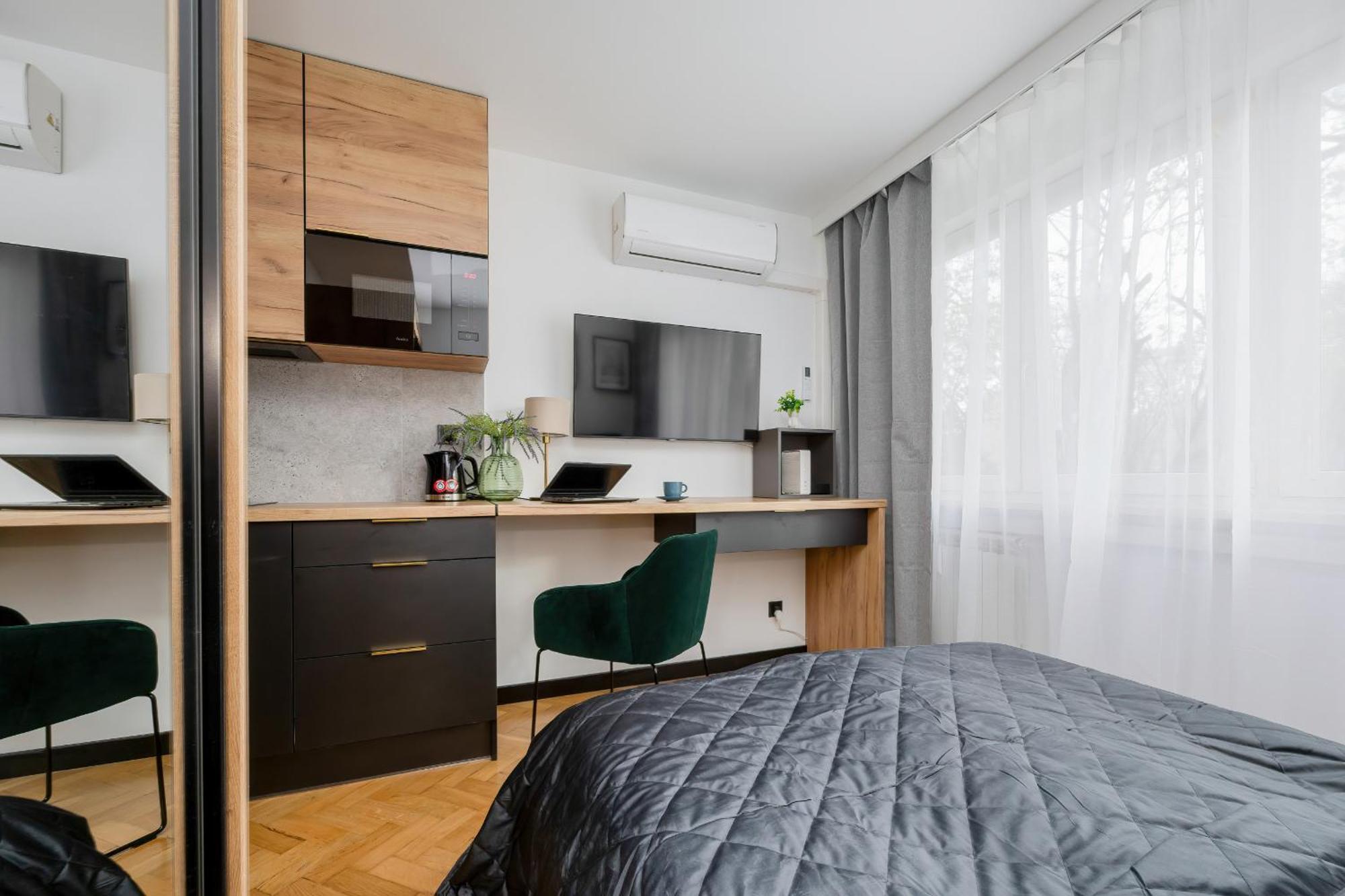 Modern Black & Wooden Apartment Warsaw Near The Airport By Noclegi Renters Экстерьер фото